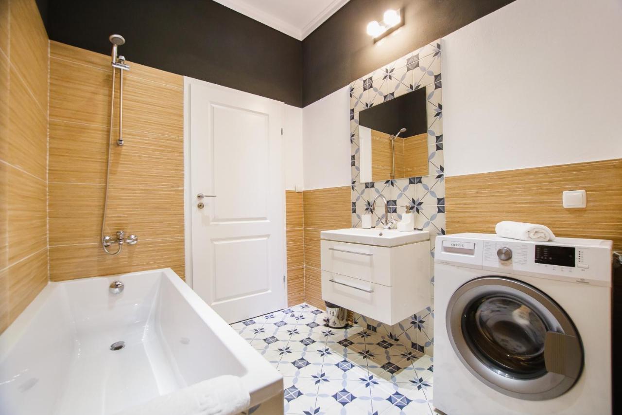 Super Central Spacious Apartment Oradea Eksteriør billede