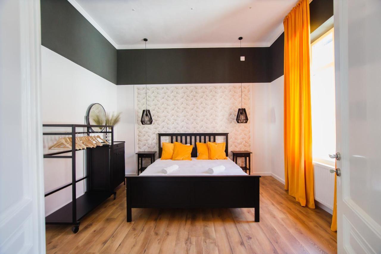 Super Central Spacious Apartment Oradea Eksteriør billede